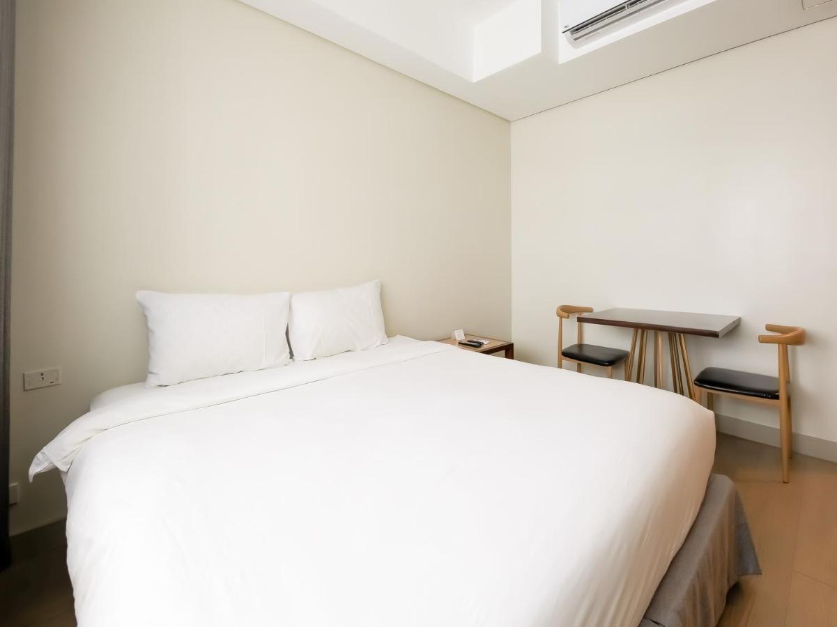 Capital O 804 The Residences At Bonifacio Civic Center Manila Exterior photo