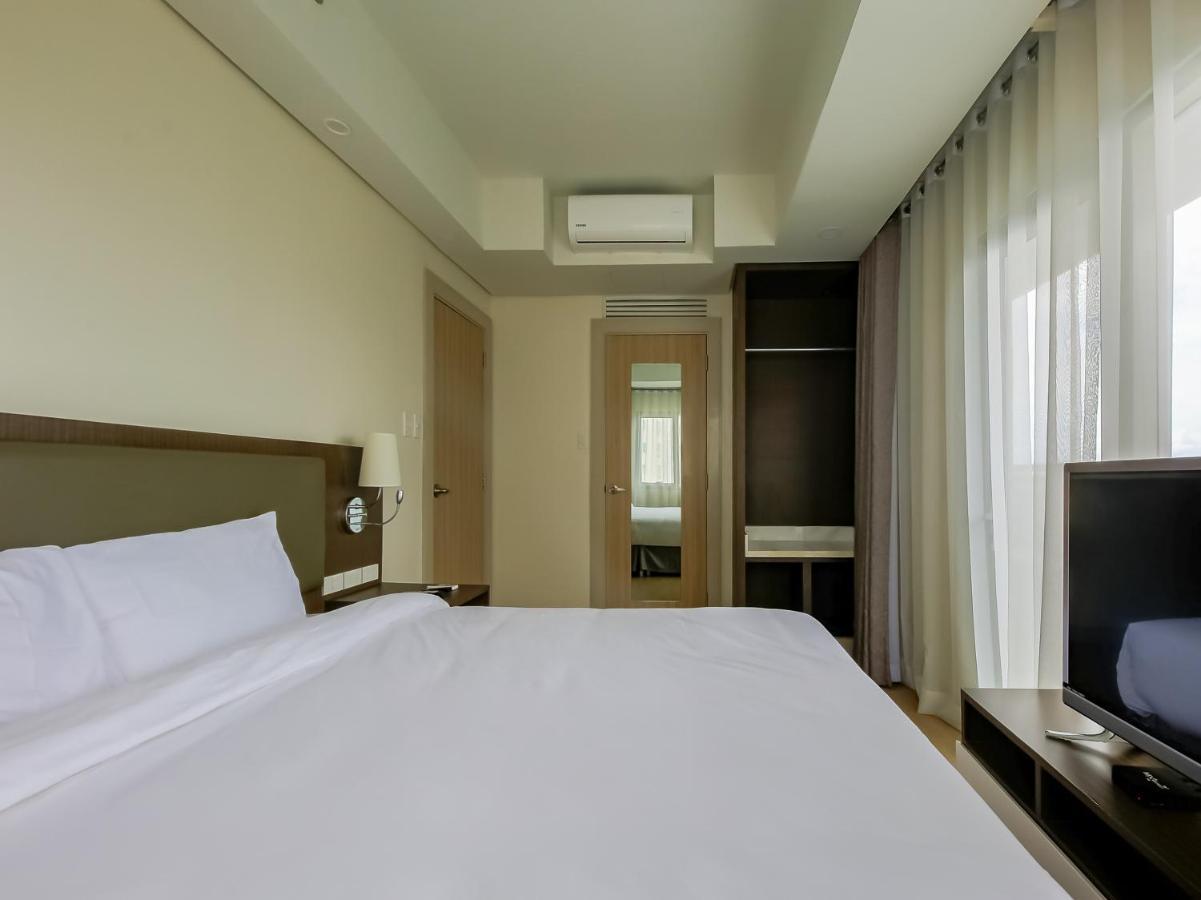 Capital O 804 The Residences At Bonifacio Civic Center Manila Exterior photo