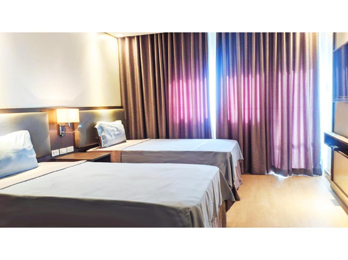 Capital O 804 The Residences At Bonifacio Civic Center Manila Exterior photo