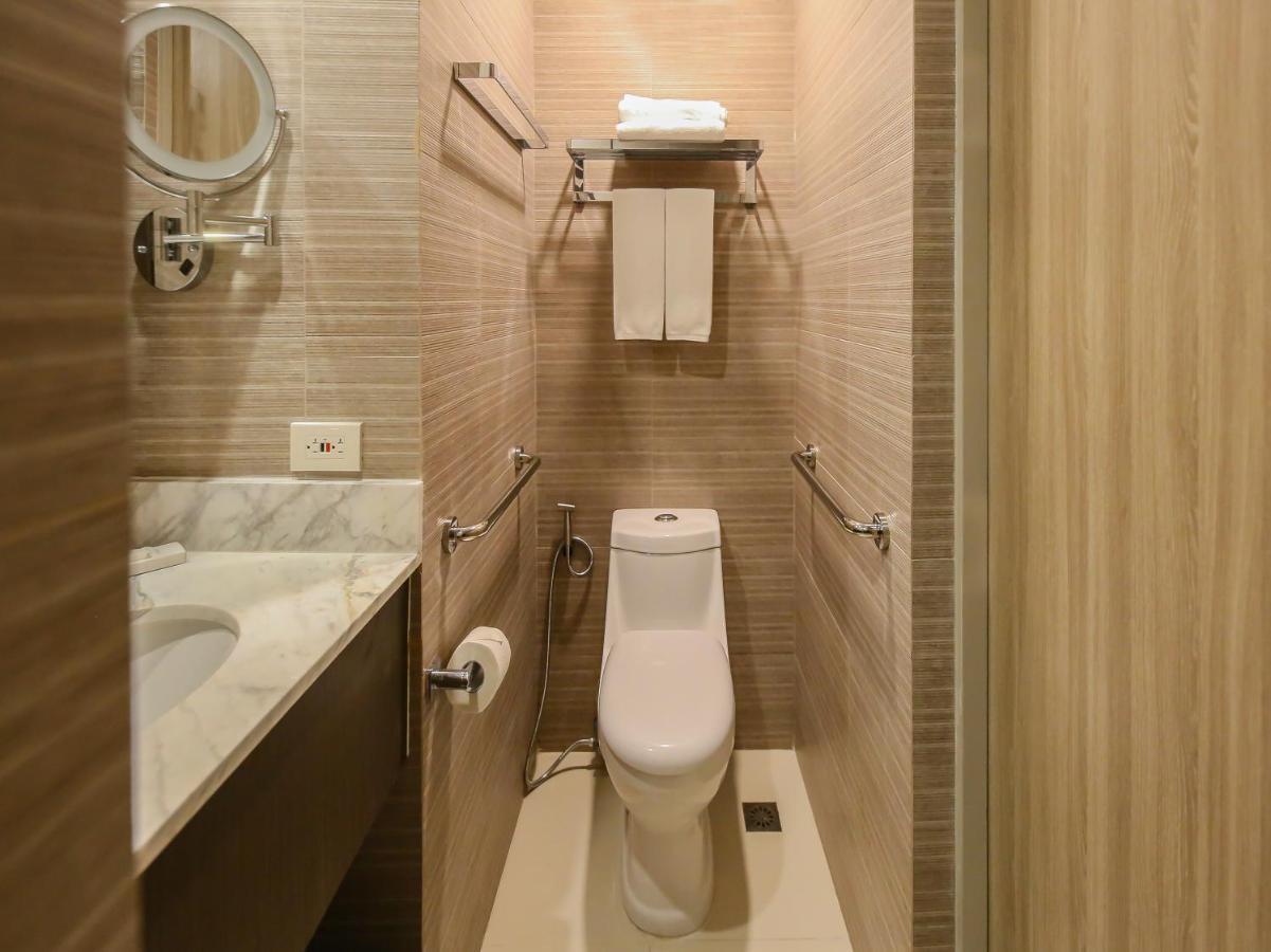 Capital O 804 The Residences At Bonifacio Civic Center Manila Exterior photo