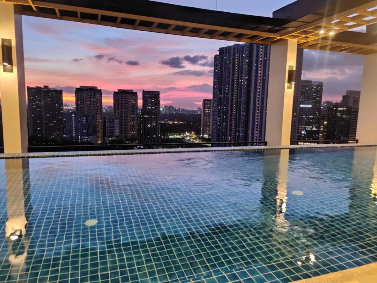 Capital O 804 The Residences At Bonifacio Civic Center Manila Exterior photo