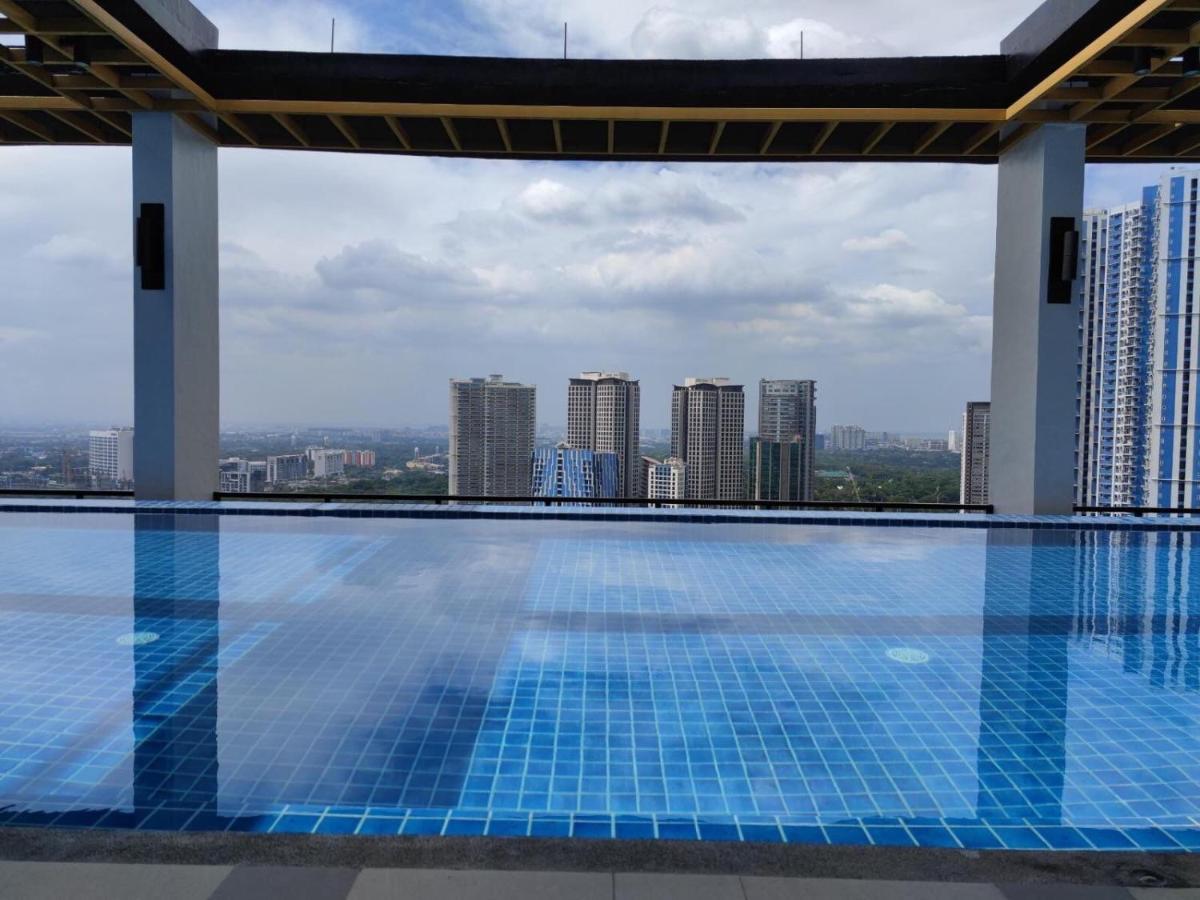 Capital O 804 The Residences At Bonifacio Civic Center Manila Exterior photo