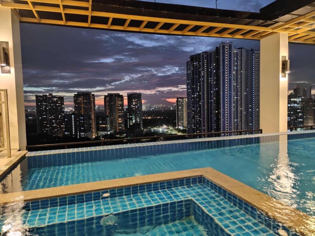 Capital O 804 The Residences At Bonifacio Civic Center Manila Exterior photo